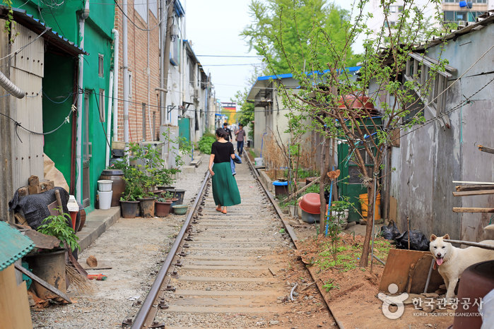경암동 철길마을