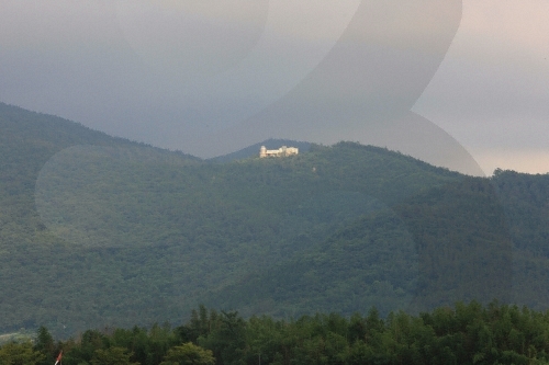 억불산